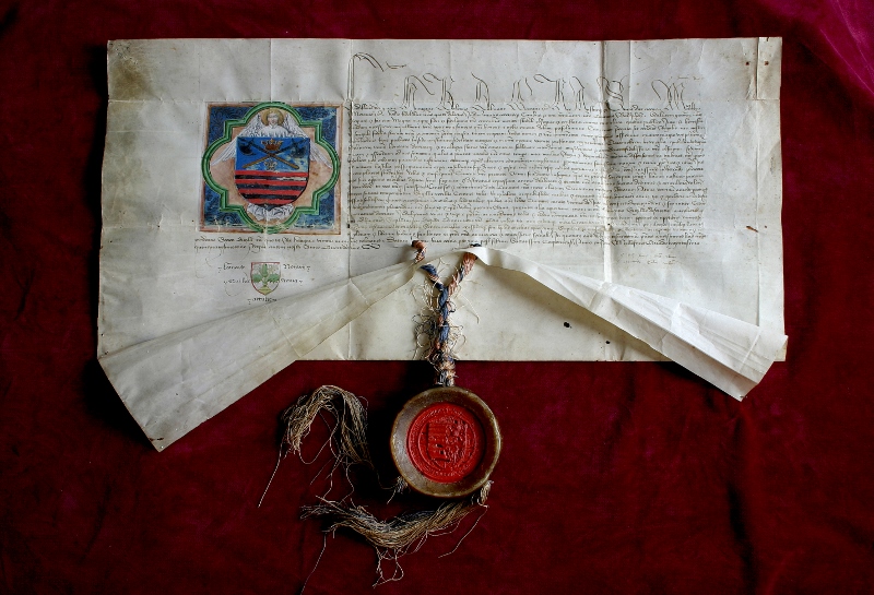 Najkrajším dokumentom je erbová listina uhorského kráľa Ladislava V. z roku 1453, ktorou udelil mestu Bardejov právo používať erb a pečatiť červeným voskom.